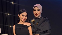 Gaya Ariel Tatum Kondangan Bareng Pacar & Camer, Kompak Berbusana Hitam