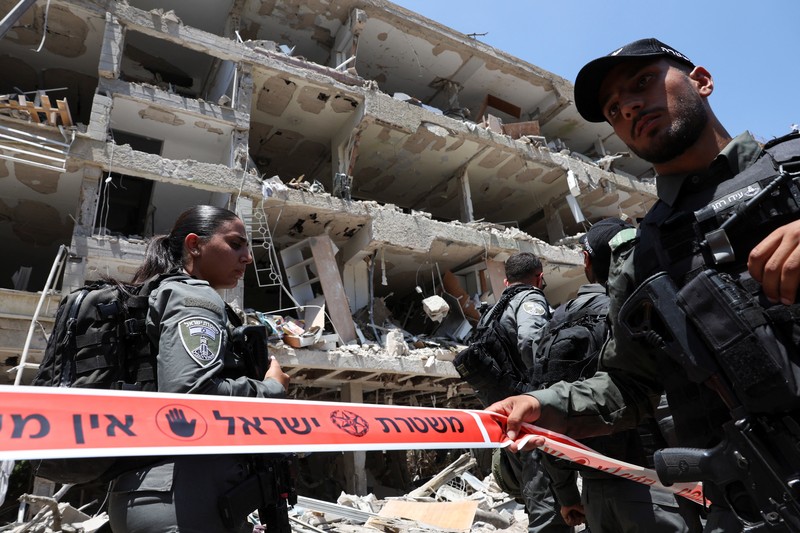 Rudal yang diluncurkan dari Iran ke arah Israel terlihat dari Ramallah, di Tepi Barat yang diduduki Israel, Minggu (22/6/2025). (REUTERS/Raneen Sawafta)