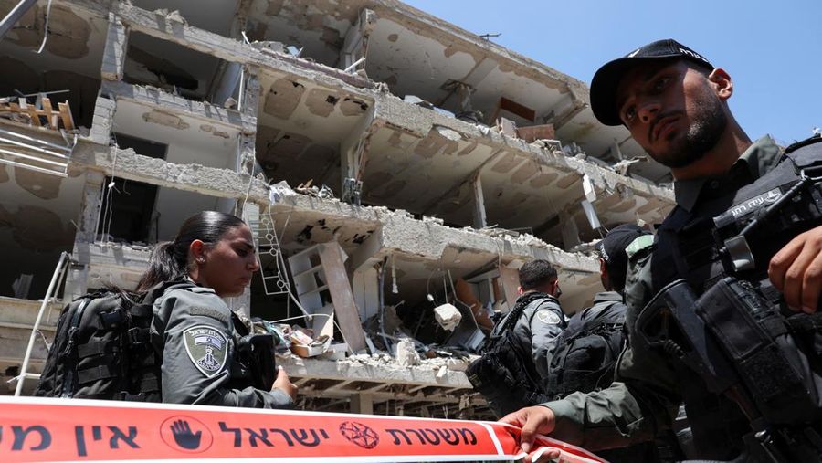 Rudal yang diluncurkan dari Iran ke arah Israel terlihat dari Ramallah, di Tepi Barat yang diduduki Israel, Minggu (22/6/2025). (REUTERS/Raneen Sawafta)