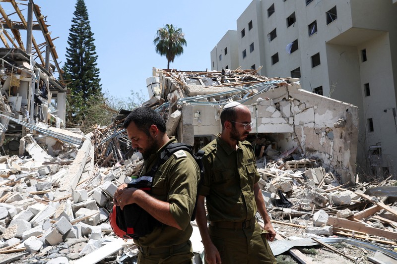Rudal yang diluncurkan dari Iran ke arah Israel terlihat dari Ramallah, di Tepi Barat yang diduduki Israel, Minggu (22/6/2025). (REUTERS/Raneen Sawafta)