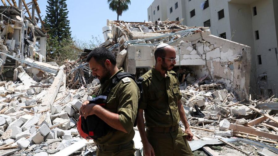 Rudal yang diluncurkan dari Iran ke arah Israel terlihat dari Ramallah, di Tepi Barat yang diduduki Israel, Minggu (22/6/2025). (REUTERS/Raneen Sawafta)