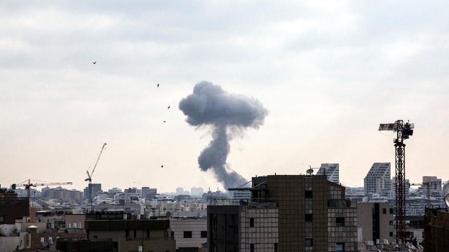 Asap terlihat selama serangan rudal dari Iran ke Israel, di tengah konflik Iran-Israel, di Tel Aviv, Israel, 22 Juni 2025. (REUTERS/Violeta Santos Moura)