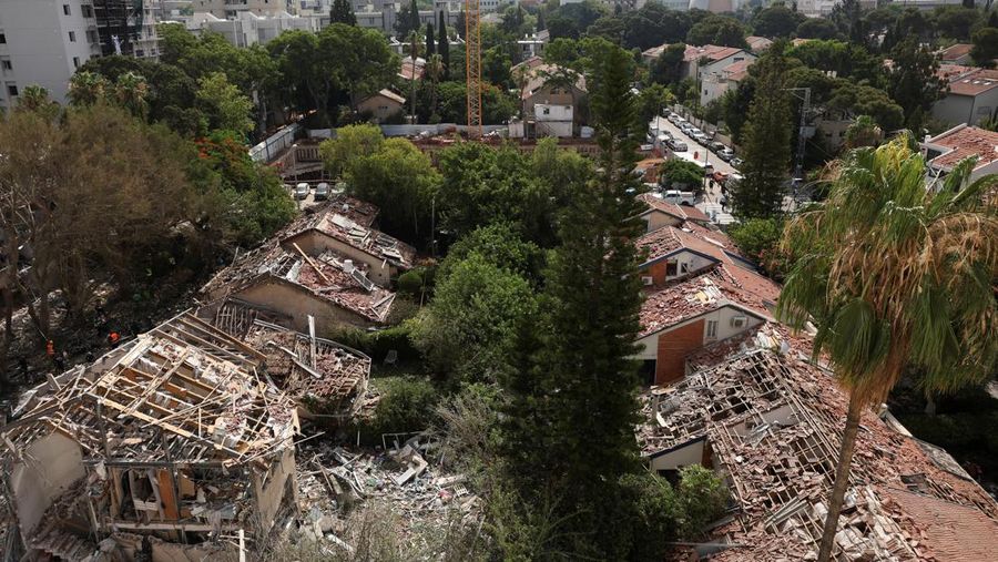 Kaca depan mobil yang pecah terlihat di lokasi jatuhnya pesawat setelah serangan Iran ke Israel, di tengah konflik Iran-Israel, di Nes Ziona, Israel, 22 Juni 2025. (REUTERS/Ammar Awad)
