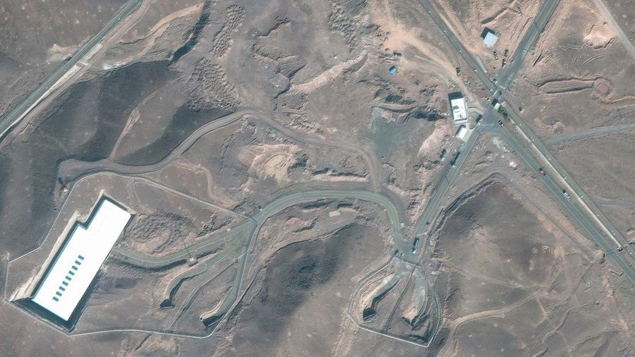 Citra satelit menunjukkan tanggul kendaraan baru dan truk di jalan sejauh 1,1 kilometer dari fasilitas nuklir Fordow, dekat Qom, Iran, 20 Juni 2025. (Maxar Technologies/Handout via REUTERS)
