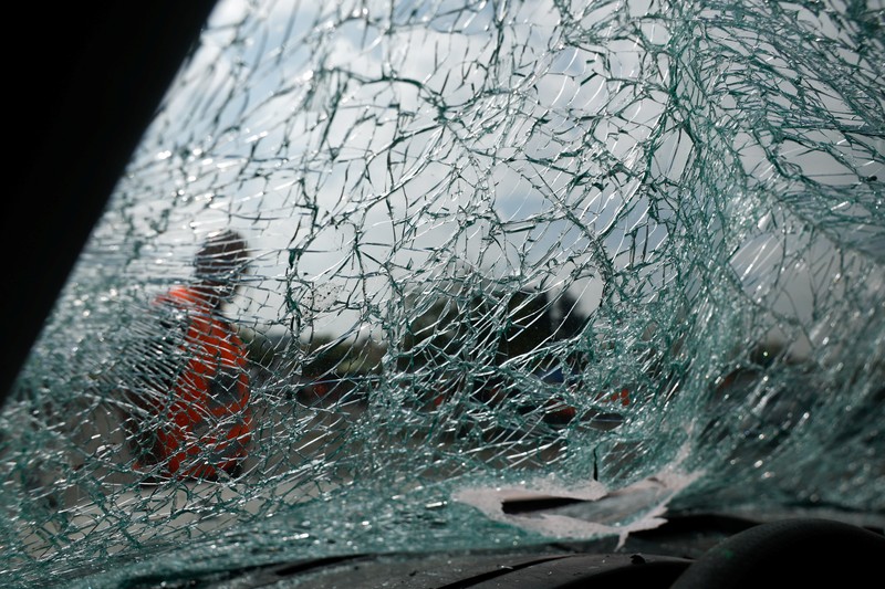 Kaca depan mobil yang pecah terlihat di lokasi jatuhnya pesawat setelah serangan Iran ke Israel, di tengah konflik Iran-Israel, di Nes Ziona, Israel, 22 Juni 2025. (REUTERS/Ammar Awad) Kaca depan mobil yang pecah terlihat di lokasi jatuhnya pesawat setelah serangan Iran ke Israel, di tengah konflik Iran-Israel, di Nes Ziona, Israel, 22 Juni 2025. (REUTERS/Ammar Awad)