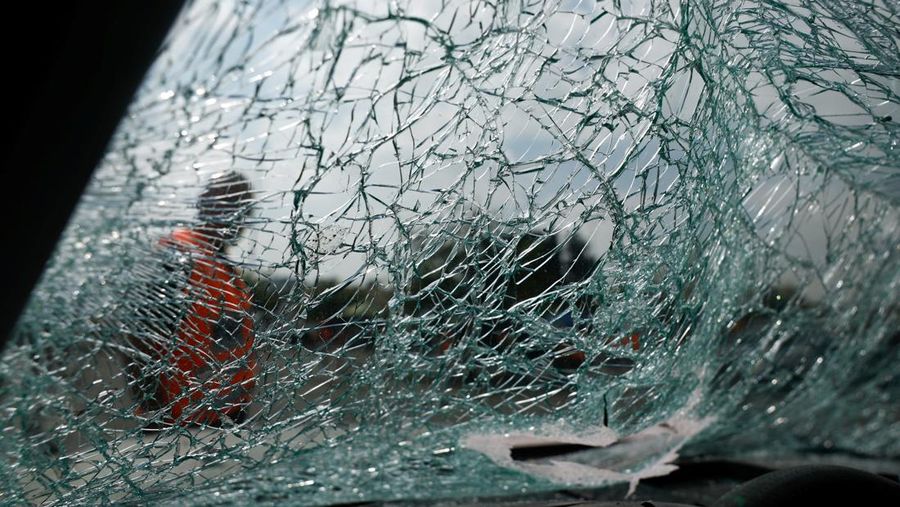 Kaca depan mobil yang pecah terlihat di lokasi jatuhnya pesawat setelah serangan Iran ke Israel, di tengah konflik Iran-Israel, di Nes Ziona, Israel, 22 Juni 2025. (REUTERS/Ammar Awad)