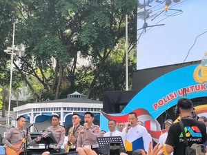 Momen Kapolri Bawakan Lagu Rumah Kita-Its My Life di CFD Bhayangkara Sport Day