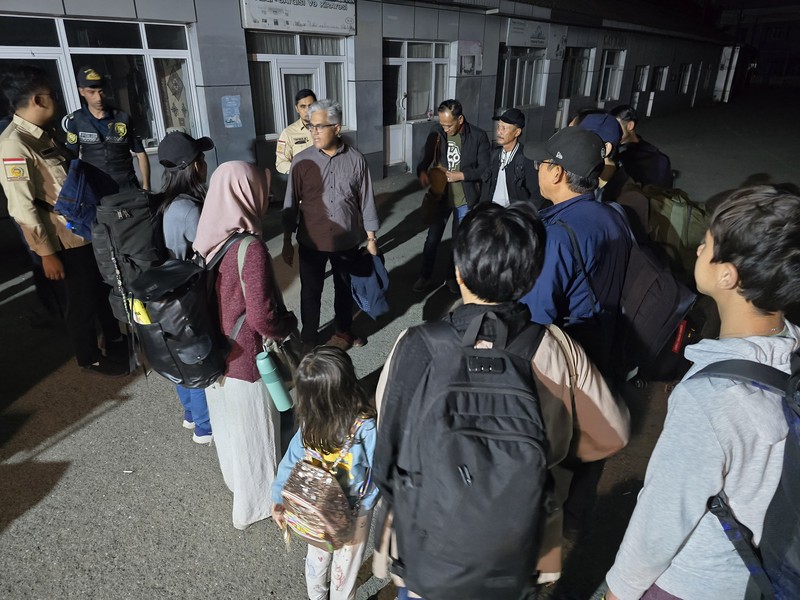 Kepala Biro Dukungan Strategis Pimpinan Kemlu, Rolliansyah (Roy) Soemirat sedang mengkoordinir proses evakuasi para WNI dari Iran, Sabtu (21/6/2025). Roy berada di Baku, Azerbaijan ditugaskan Menlu RI untuk membantu proses evakuasi WNI dari Iran. Pada tahap I, 97 orang berhasil dievakuasi dari Iran. (Dok. KBRI)