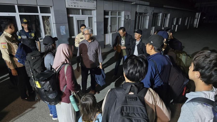 Kepala Biro Dukungan Strategis Pimpinan Kemlu, Rolliansyah (Roy) Soemirat sedang mengkoordinir proses evakuasi para WNI dari Iran, Sabtu (21/6/2025). Roy berada di Baku, Azerbaijan ditugaskan Menlu RI untuk membantu proses evakuasi WNI dari Iran. Pada tahap I, 97 orang berhasil dievakuasi dari Iran. (Dok. KBRI)