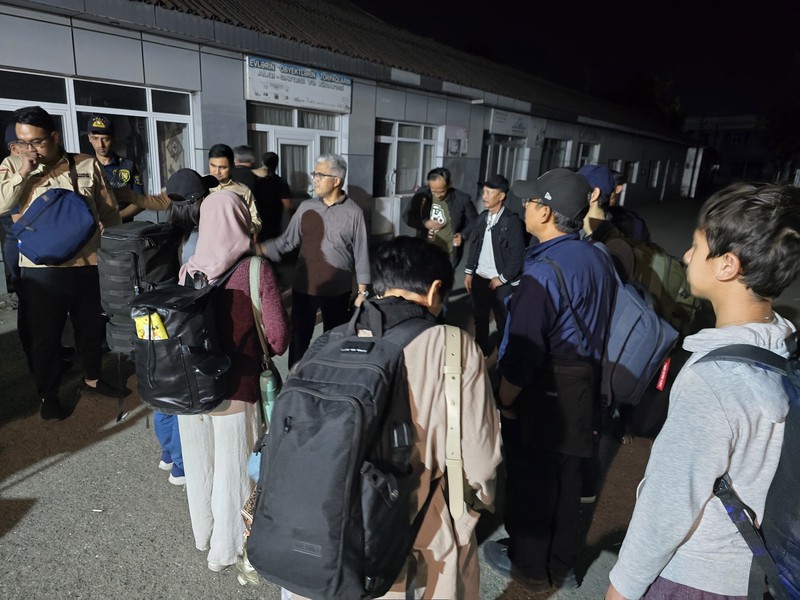 Kepala Biro Dukungan Strategis Pimpinan Kemlu, Rolliansyah (Roy) Soemirat sedang mengkoordinir proses evakuasi para WNI dari Iran, Sabtu (21/6/2025). Roy berada di Baku, Azerbaijan ditugaskan Menlu RI untuk membantu proses evakuasi WNI dari Iran. Pada tahap I, 97 orang berhasil dievakuasi dari Iran. (Dok. KBRI)