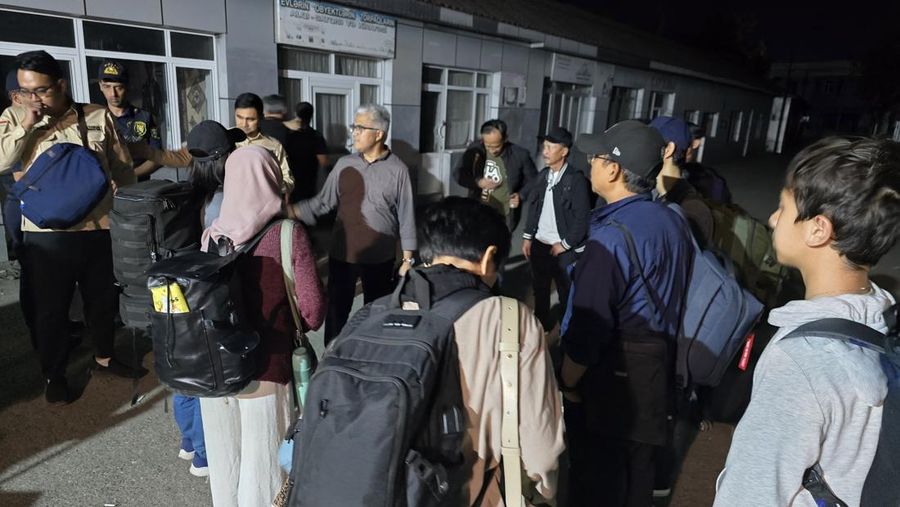 Kepala Biro Dukungan Strategis Pimpinan Kemlu, Rolliansyah (Roy) Soemirat sedang mengkoordinir proses evakuasi para WNI dari Iran, Sabtu (21/6/2025). Roy berada di Baku, Azerbaijan ditugaskan Menlu RI untuk membantu proses evakuasi WNI dari Iran. Pada tahap I, 97 orang berhasil dievakuasi dari Iran. (Dok. KBRI)