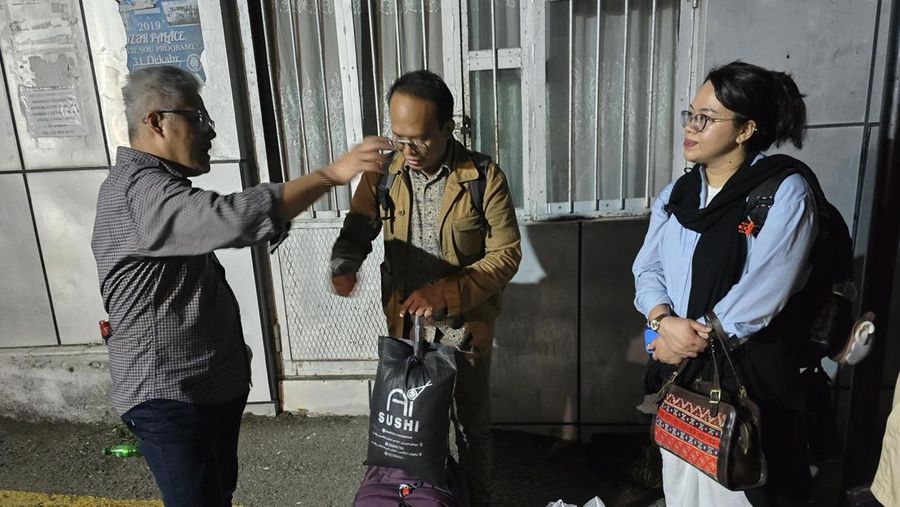 Kepala Biro Dukungan Strategis Pimpinan Kemlu, Rolliansyah (Roy) Soemirat sedang mengkoordinir proses evakuasi para WNI dari Iran, Sabtu (21/6/2025). Roy berada di Baku, Azerbaijan ditugaskan Menlu RI untuk membantu proses evakuasi WNI dari Iran. Pada tahap I, 97 orang berhasil dievakuasi dari Iran. (Dok. KBRI)
