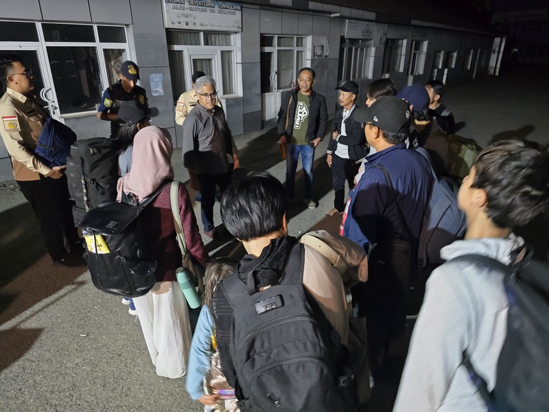 Kepala Biro Dukungan Strategis Pimpinan Kemlu, Rolliansyah (Roy) Soemirat sedang mengkoordinir proses evakuasi para WNI dari Iran, Sabtu (21/6/2025). Roy berada di Baku, Azerbaijan ditugaskan Menlu RI untuk membantu proses evakuasi WNI dari Iran. Pada tahap I, 97 orang berhasil dievakuasi dari Iran. (Dok. KBRI)