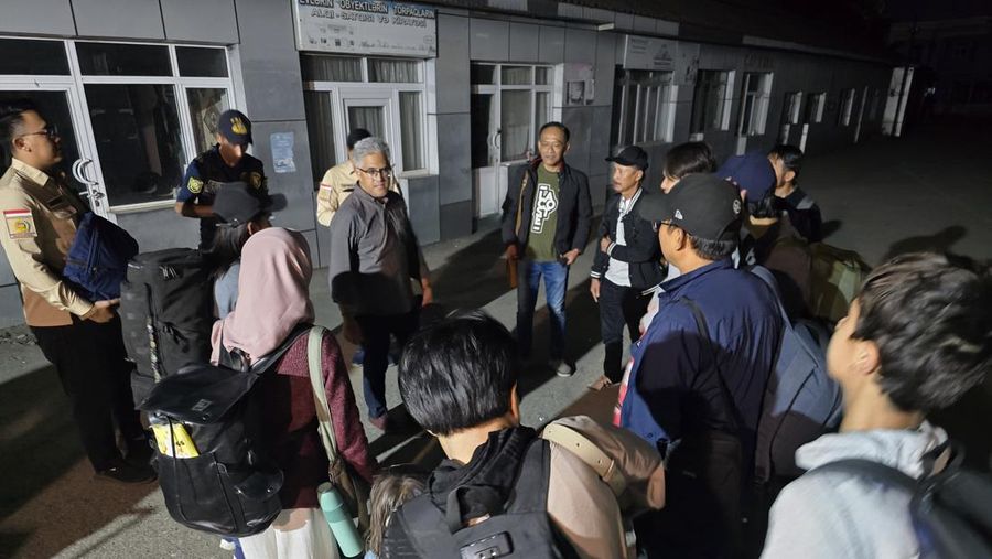 Kepala Biro Dukungan Strategis Pimpinan Kemlu, Rolliansyah (Roy) Soemirat sedang mengkoordinir proses evakuasi para WNI dari Iran, Sabtu (21/6/2025). Roy berada di Baku, Azerbaijan ditugaskan Menlu RI untuk membantu proses evakuasi WNI dari Iran. Pada tahap I, 97 orang berhasil dievakuasi dari Iran. (Dok. KBRI)