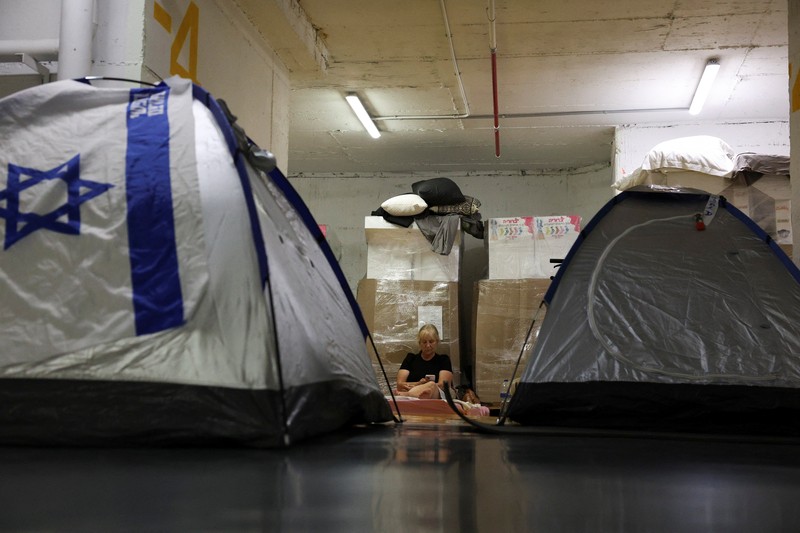 Lahan parkir bawah tanah sebuah mal di Tel Aviv, Israel, dijadikan tempat berlindung ratusan warga Israel dari serangan Iran, Minggu (22/6/2025). (REUTERS/Violeta Santos Moura)