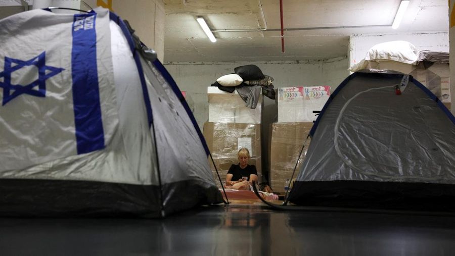 Lahan parkir bawah tanah sebuah mal di Tel Aviv, Israel, dijadikan tempat berlindung ratusan warga Israel dari serangan Iran, Minggu (22/6/2025). (REUTERS/Violeta Santos Moura)