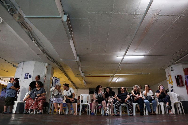 Lahan parkir bawah tanah sebuah mal di Tel Aviv, Israel, dijadikan tempat berlindung ratusan warga Israel dari serangan Iran, Minggu (22/6/2025). (REUTERS/Violeta Santos Moura)