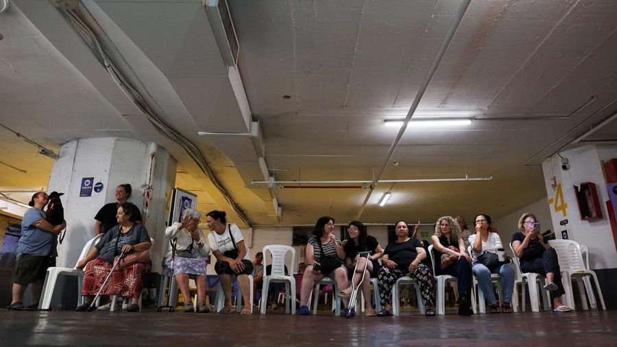 Lahan parkir bawah tanah sebuah mal di Tel Aviv, Israel, dijadikan tempat berlindung ratusan warga Israel dari serangan Iran, Minggu (22/6/2025). (REUTERS/Violeta Santos Moura)