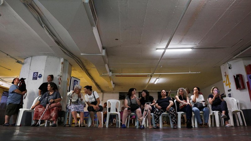 Lahan parkir bawah tanah sebuah mal di Tel Aviv, Israel, dijadikan tempat berlindung ratusan warga Israel dari serangan Iran, Minggu (22/6/2025). (REUTERS/Violeta Santos Moura)
