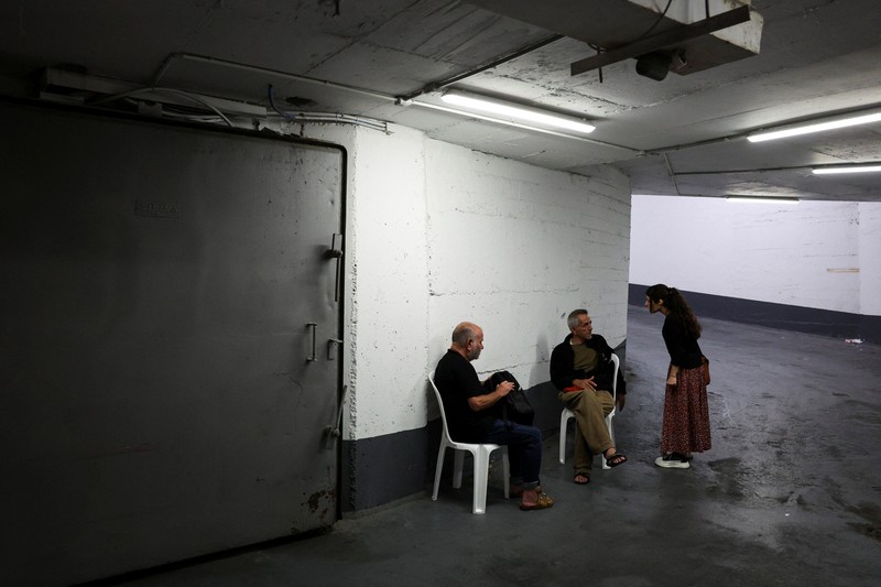Lahan parkir bawah tanah sebuah mal di Tel Aviv, Israel, dijadikan tempat berlindung ratusan warga Israel dari serangan Iran, Minggu (22/6/2025). (REUTERS/Violeta Santos Moura)