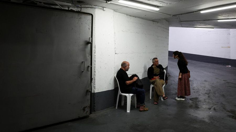 Lahan parkir bawah tanah sebuah mal di Tel Aviv, Israel, dijadikan tempat berlindung ratusan warga Israel dari serangan Iran, Minggu (22/6/2025). (REUTERS/Violeta Santos Moura) Lahan parkir bawah tanah sebuah mal di Tel Aviv, Israel, dijadikan tempat berlindung ratusan warga Israel dari serangan Iran, Minggu (22/6/2025). (REUTERS/Violeta Santos Moura)
