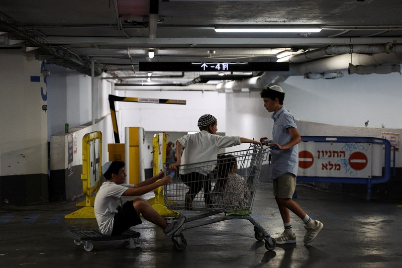 Lahan parkir bawah tanah sebuah mal di Tel Aviv, Israel, dijadikan tempat berlindung ratusan warga Israel dari serangan Iran, Minggu (22/6/2025). (REUTERS/Violeta Santos Moura)