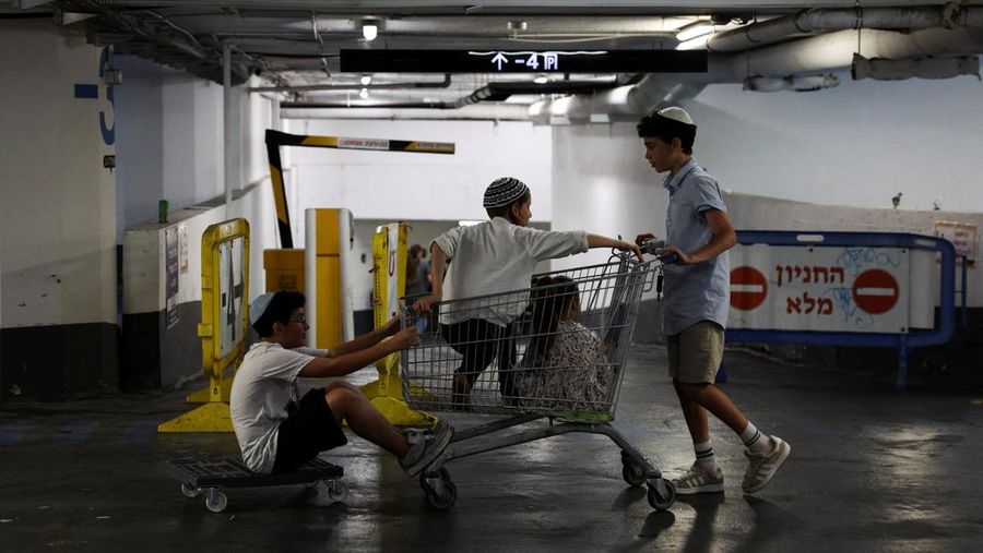 Lahan parkir bawah tanah sebuah mal di Tel Aviv, Israel, dijadikan tempat berlindung ratusan warga Israel dari serangan Iran, Minggu (22/6/2025). (REUTERS/Violeta Santos Moura)
