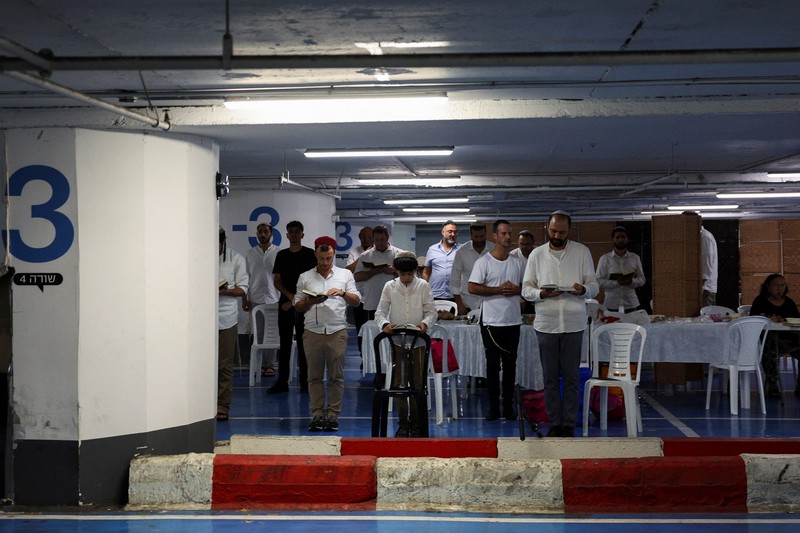 Lahan parkir bawah tanah sebuah mal di Tel Aviv, Israel, dijadikan tempat berlindung ratusan warga Israel dari serangan Iran, Minggu (22/6/2025). (REUTERS/Violeta Santos Moura)