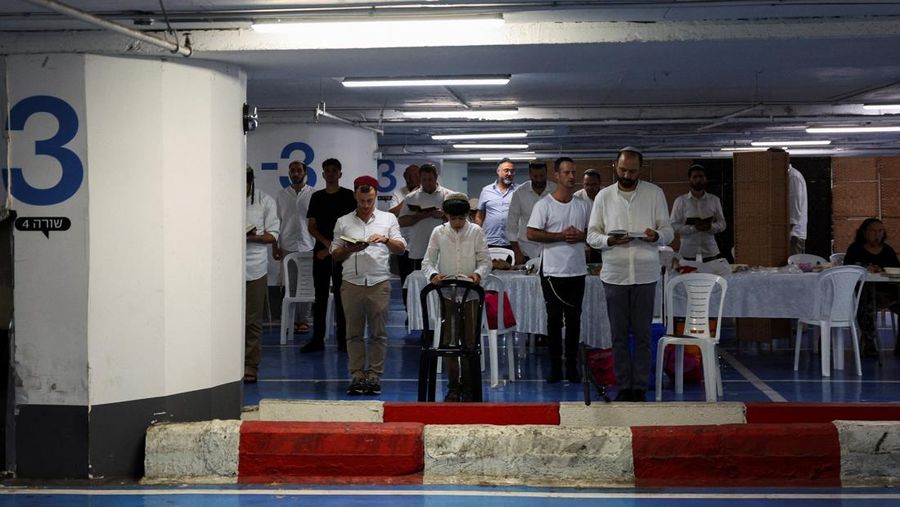 Lahan parkir bawah tanah sebuah mal di Tel Aviv, Israel, dijadikan tempat berlindung ratusan warga Israel dari serangan Iran, Minggu (22/6/2025). (REUTERS/Violeta Santos Moura)