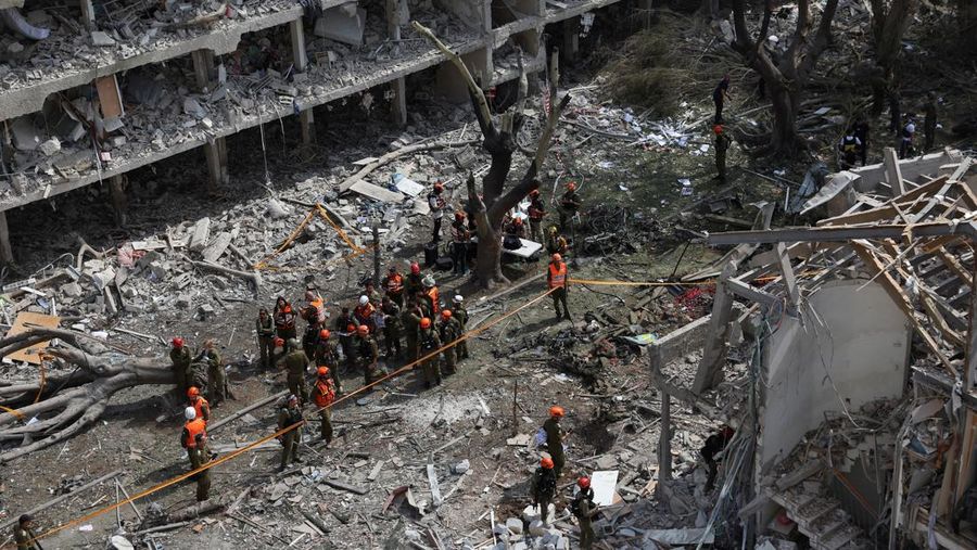 Kaca depan mobil yang pecah terlihat di lokasi jatuhnya pesawat setelah serangan Iran ke Israel, di tengah konflik Iran-Israel, di Nes Ziona, Israel, 22 Juni 2025. (REUTERS/Ammar Awad)