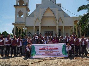 Bakti Religi HUT Bhayangkara, Kapolres Sumbang Pasir untuk Gereja di Rohul