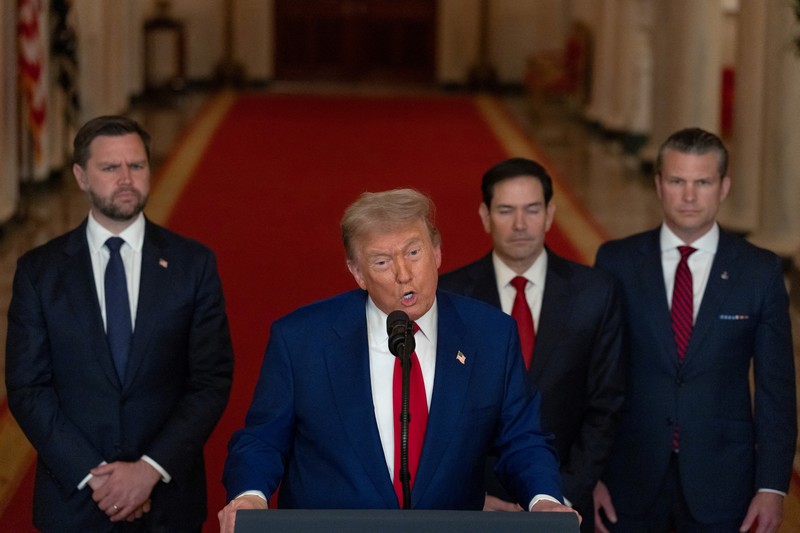 Presiden AS Donald Trump menyampaikan pidato kepada rakyat didampingi Wakil Presiden AS JD Vance, Menteri Luar Negeri AS Marco Rubio, dan Menteri Pertahanan AS Pete Hegseth, di Gedung Putih di Washington, D.C., AS, 21 Juni 2025, menyusul serangan AS terhadap fasilitas nuklir Iran. (REUTERS/Carlos Barria/Pool) Presiden AS Donald Trump menyampaikan pidato kepada rakyat didampingi Wakil Presiden AS JD Vance, Menteri Luar Negeri AS Marco Rubio, dan Menteri Pertahanan AS Pete Hegseth, di Gedung Putih di Washington, D.C., AS, 21 Juni 2025, menyusul serangan AS terhadap fasilitas nuklir Iran. (REUTERS/Carlos Barria/Pool)