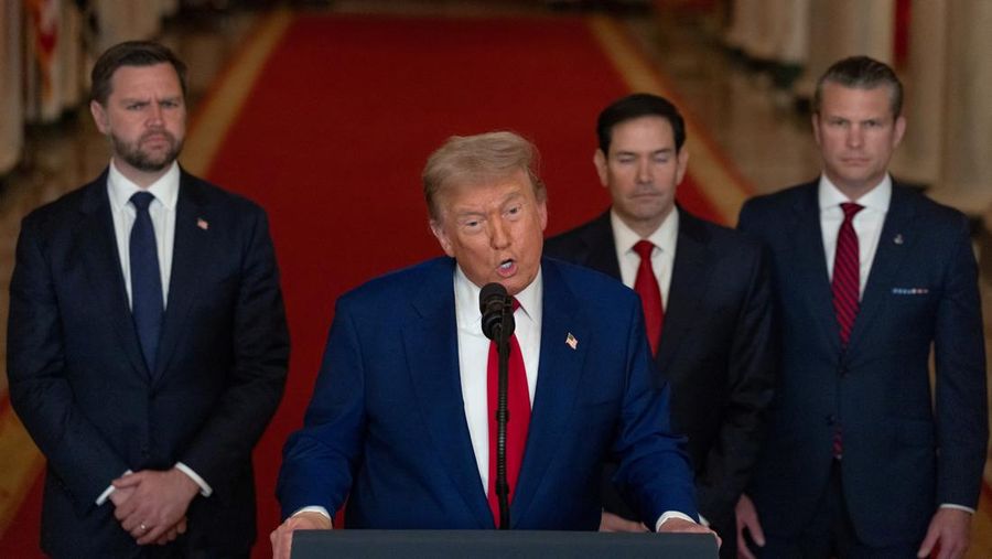 Presiden AS Donald Trump menyampaikan pidato kepada rakyat didampingi Wakil Presiden AS JD Vance, Menteri Luar Negeri AS Marco Rubio, dan Menteri Pertahanan AS Pete Hegseth, di Gedung Putih di Washington, D.C., AS, 21 Juni 2025, menyusul serangan AS terhadap fasilitas nuklir Iran. (REUTERS/Carlos Barria/Pool)