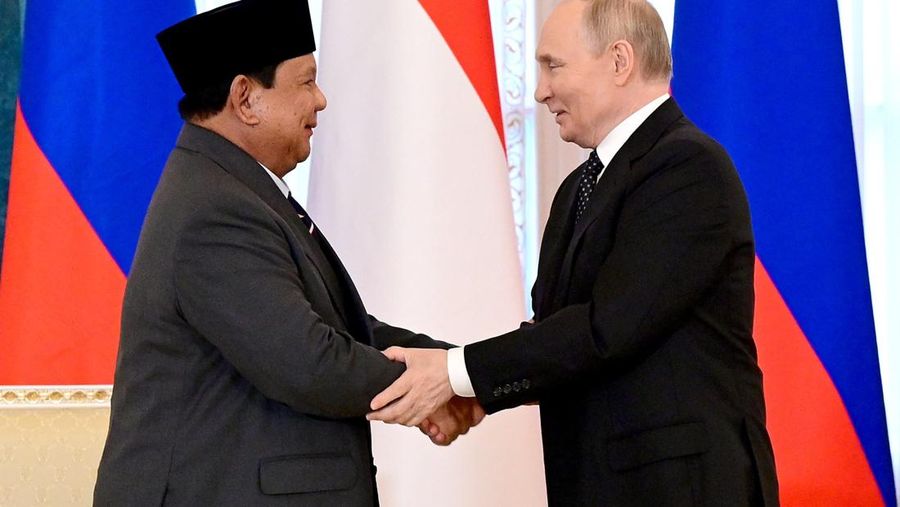 Presiden RI Prabowo Subianto bertemu dengan Presiden Rusia Vladimir Putin di Istana Konstantinovsky, St Petersburgh, Kamis (19/6/2025). (Dok. Kemenko Perekonomian RI)