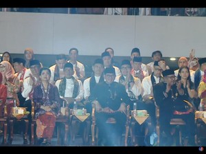 Pramono-Rano Disambut Antusias Warga di Puncak Perayaan HUT ke-498 Jakarta