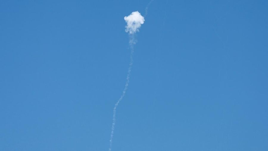Rudal yang diluncurkan dari Iran ke arah Israel terlihat dari Ramallah, di Tepi Barat yang diduduki Israel, Minggu (22/6/2025). (REUTERS/Raneen Sawafta)