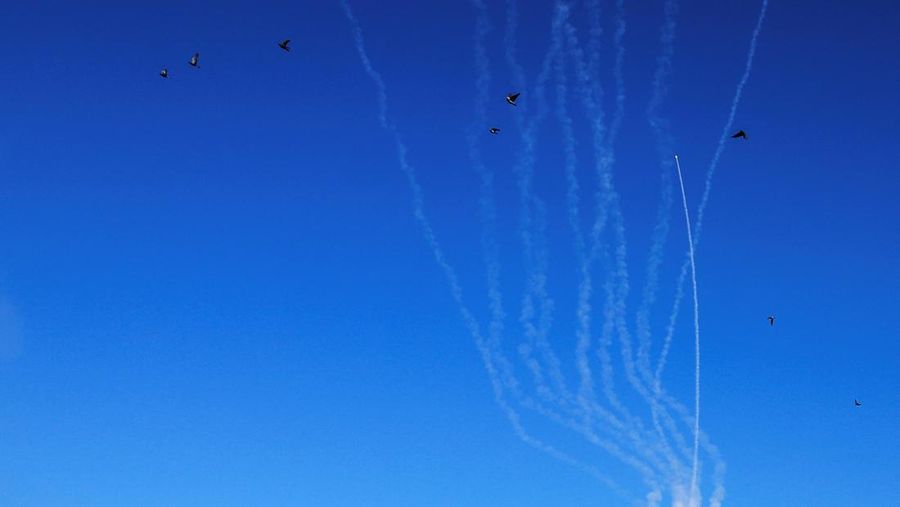 Rudal yang diluncurkan dari Iran ke arah Israel terlihat dari Ramallah, di Tepi Barat yang diduduki Israel, Minggu (22/6/2025). (REUTERS/Raneen Sawafta)