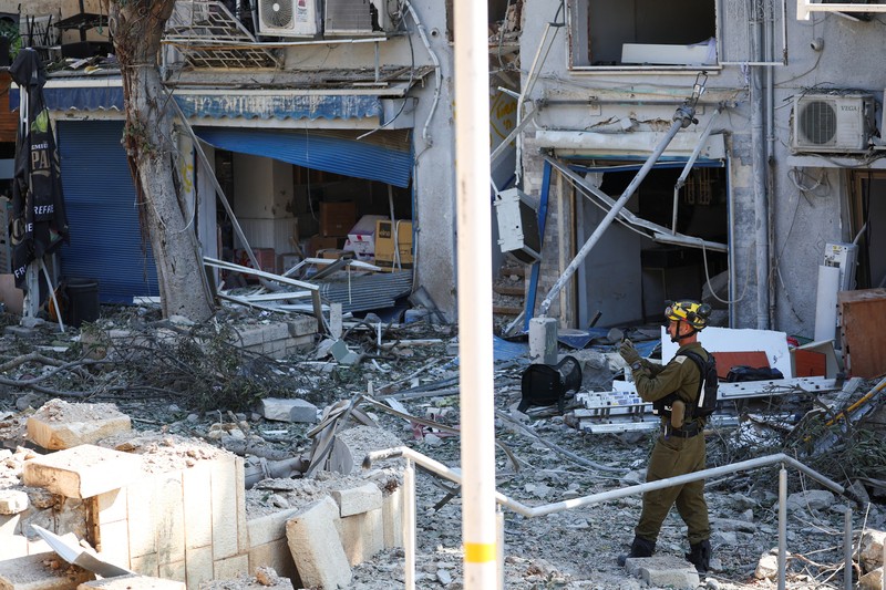 Kaca depan mobil yang pecah terlihat di lokasi jatuhnya pesawat setelah serangan Iran ke Israel, di tengah konflik Iran-Israel, di Nes Ziona, Israel, 22 Juni 2025. (REUTERS/Ammar Awad) Kaca depan mobil yang pecah terlihat di lokasi jatuhnya pesawat setelah serangan Iran ke Israel, di tengah konflik Iran-Israel, di Nes Ziona, Israel, 22 Juni 2025. (REUTERS/Ammar Awad)