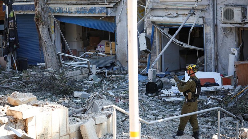 Kaca depan mobil yang pecah terlihat di lokasi jatuhnya pesawat setelah serangan Iran ke Israel, di tengah konflik Iran-Israel, di Nes Ziona, Israel, 22 Juni 2025. (REUTERS/Ammar Awad)