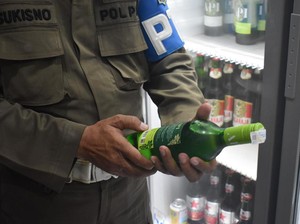 Toko Kelontong di Surabaya Ini Bandel Jual Mihol padahal Pernah Disegel