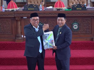 Firdaus Serahkan Draf Awal RPJMD 2025-2029, Janji Takalar Lebih Sejahtera