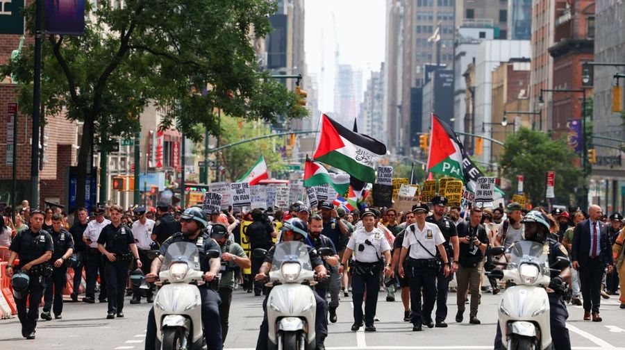 Demonstran berbaris menyusul serangan AS terhadap situs nuklir Iran dan menentang konflik Iran-Israel, di Times Square di New York City, AS, 22 Juni 2025. (REUTERS/Caitlin Ochs) Demonstran berbaris menyusul serangan AS terhadap situs nuklir Iran dan menentang konflik Iran-Israel, di Times Square di New York City, AS, 22 Juni 2025. (REUTERS/Caitlin Ochs)