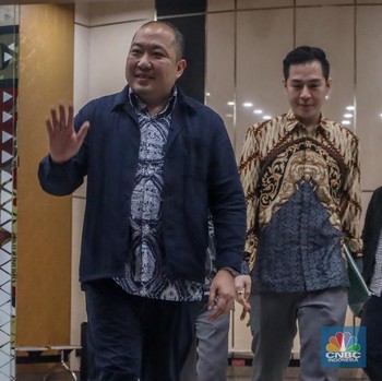 Potret Eks Bos Sritex Tersenyum Usai Diperiksa Kejagung Selama 12 Jam