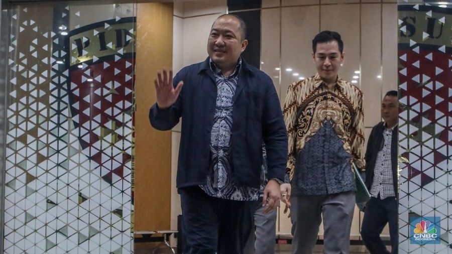 Direktur Utama PT Sri Rejeki Isman Tbk. (2005-2022) atau Sritex, Iwan Kurniawan Lukminto usai menjalani pemeriksaan sebagai saksi di Gedung Pidsus, Kejaksaan Agung (Kejagung), Jakarta, Senin (23/6/2025). (CNBC Indonesia/Faisal Rahman)