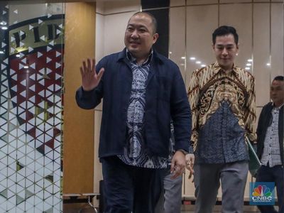 Potret Eks Bos Sritex Tersenyum Usai Diperiksa Kejagung Selama 12 Jam