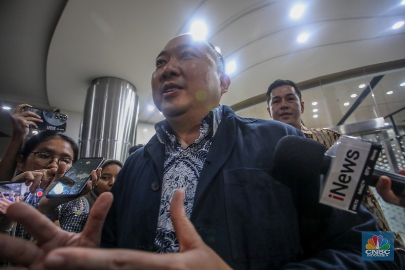Direktur Utama PT Sri Rejeki Isman Tbk. (2005-2022) atau Sritex, Iwan Kurniawan Lukminto usai menjalani pemeriksaan sebagai saksi di Gedung Pidsus, Kejaksaan Agung (Kejagung), Jakarta, Senin (23/6/2025). Direktur Utama PT Sri Rejeki Isman Tbk. (2005-2022) atau Sritex, Iwan Kurniawan Lukminto usai menjalani pemeriksaan sebagai saksi di Gedung Pidsus, Kejaksaan Agung (Kejagung), Jakarta, Senin (23/6/2025). (CNBC Indonesia/Faisal Rahman)