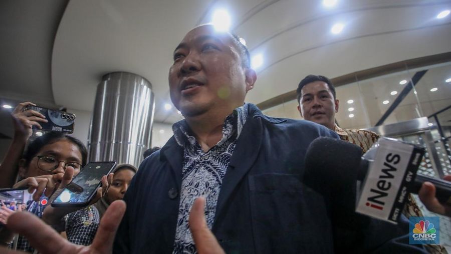 Direktur Utama PT Sri Rejeki Isman Tbk. (2005-2022) atau Sritex, Iwan Kurniawan Lukminto usai menjalani pemeriksaan sebagai saksi di Gedung Pidsus, Kejaksaan Agung (Kejagung), Jakarta, Senin (23/6/2025). (CNBC Indonesia/Faisal Rahman)