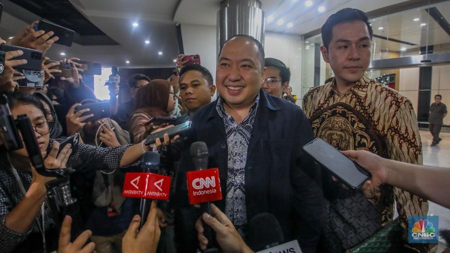 Direktur Utama PT Sri Rejeki Isman Tbk. (2005-2022) atau Sritex, Iwan Kurniawan Lukminto usai menjalani pemeriksaan sebagai saksi di Gedung Pidsus, Kejaksaan Agung (Kejagung), Jakarta, Senin (23/6/2025). Direktur Utama PT Sri Rejeki Isman Tbk. (2005-2022) atau Sritex, Iwan Kurniawan Lukminto usai menjalani pemeriksaan sebagai saksi di Gedung Pidsus, Kejaksaan Agung (Kejagung), Jakarta, Senin (23/6/2025). (CNBC Indonesia/Faisal Rahman)
