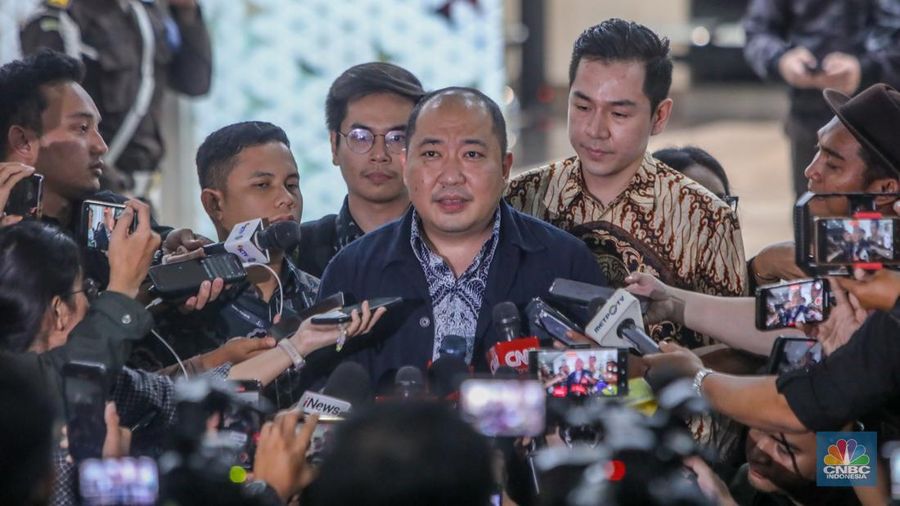 Direktur Utama PT Sri Rejeki Isman Tbk. (2005-2022) atau Sritex, Iwan Kurniawan Lukminto usai menjalani pemeriksaan sebagai saksi di Gedung Pidsus, Kejaksaan Agung (Kejagung), Jakarta, Senin (23/6/2025). (CNBC Indonesia/Faisal Rahman)