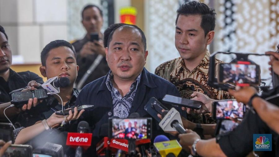 Direktur Utama PT Sri Rejeki Isman Tbk. (2005-2022) atau Sritex, Iwan Kurniawan Lukminto usai menjalani pemeriksaan sebagai saksi di Gedung Pidsus, Kejaksaan Agung (Kejagung), Jakarta, Senin (23/6/2025). Direktur Utama PT Sri Rejeki Isman Tbk. (2005-2022) atau Sritex, Iwan Kurniawan Lukminto usai menjalani pemeriksaan sebagai saksi di Gedung Pidsus, Kejaksaan Agung (Kejagung), Jakarta, Senin (23/6/2025). (CNBC Indonesia/Faisal Rahman)